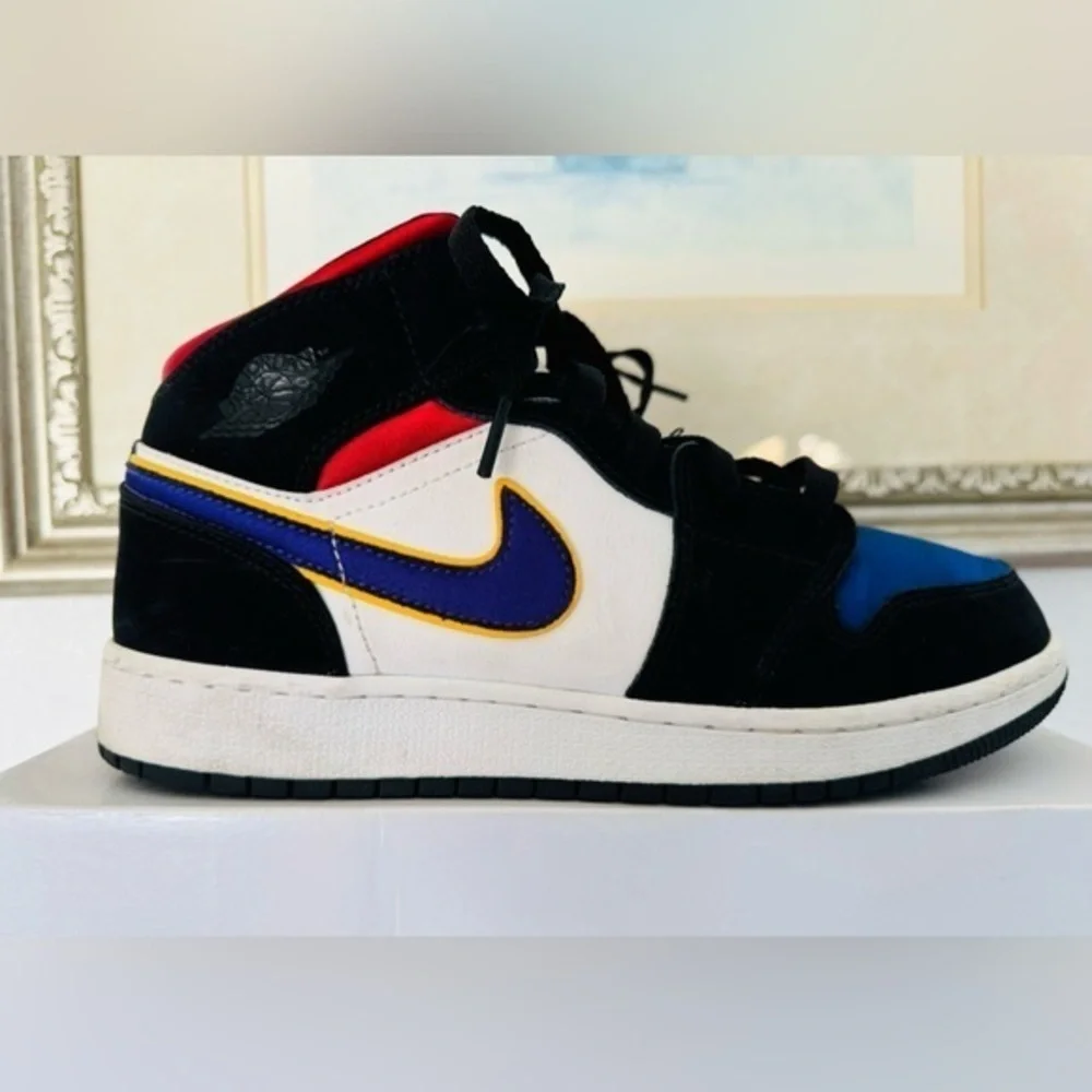 Nike Air Jordan Retro 1 Mid SE Lakers Rivals BQ6931-005 Sz 6.5 Youth or 8 Women